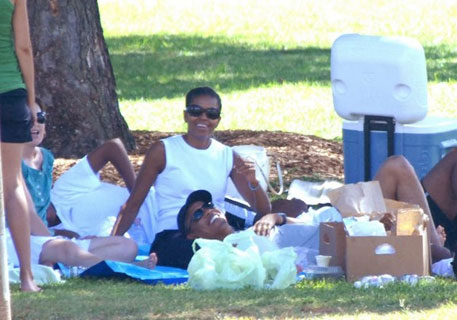  Obama beach picnic - Hawaii vacation