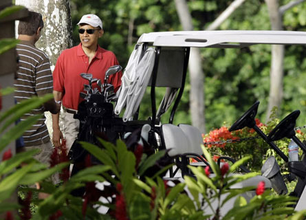 Obama playing golf at Luana Hills- Hawaii vacation