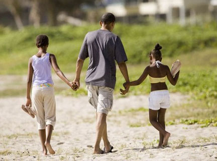 Obama and daughters Malia and Sasha walk on Kailua Beach - Hawaii vacation