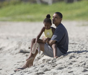 Obama with daughter Sasha on Kailua Beach - Hawaii vacation