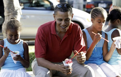 Obama eating shave ice with daughters Malia and Sasha - Hawaii vacation