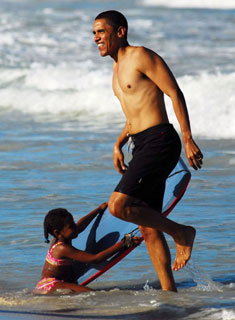 Obama and daughter Sasha on the beach - Hawaii vacation