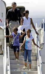 Obama arrives in Hawaii