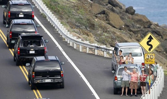 Obama motorcade leaves Hanauma Bay
