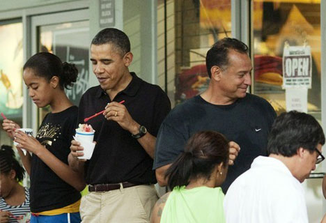 Obama eating shave ice at Island Snow in Kailua