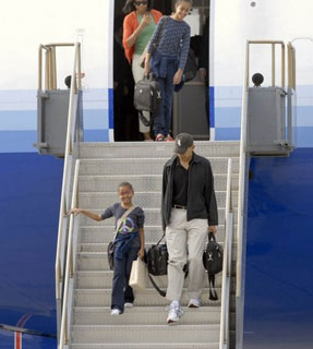 Obama arrives in Hawaii