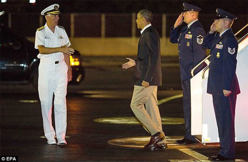 Obama arrives Honolulu Hawaii at Hickam - 2013