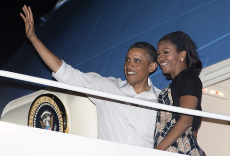 President Obama and Michelle Obama depart from Hickam AFB in Hawaii- 2013